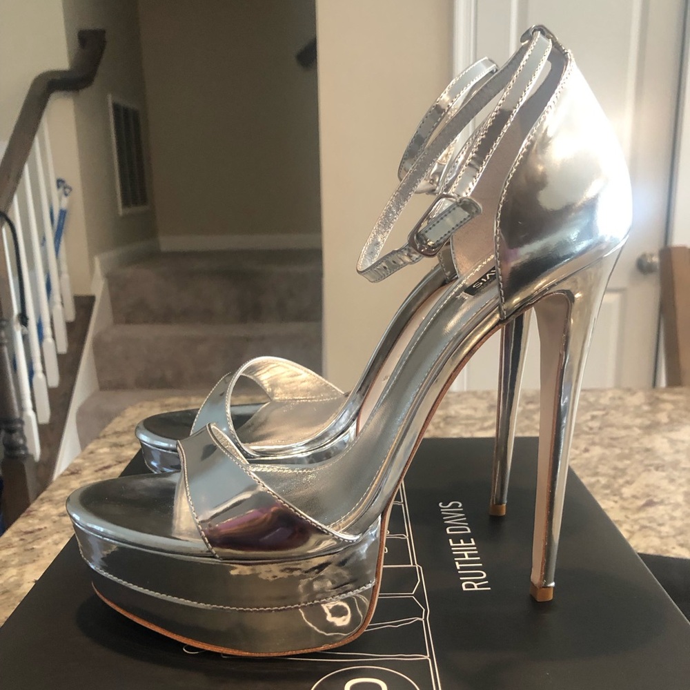 New Ruthie Davis Silver Platform, size 42…fits like a size 10 in my opinion.